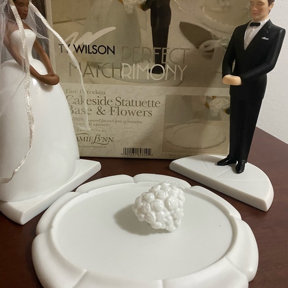 🆕 NIB CAKE TOPPER BRIDE & GROOM W/ FLOWERS & BASE - Picture 5 of 6